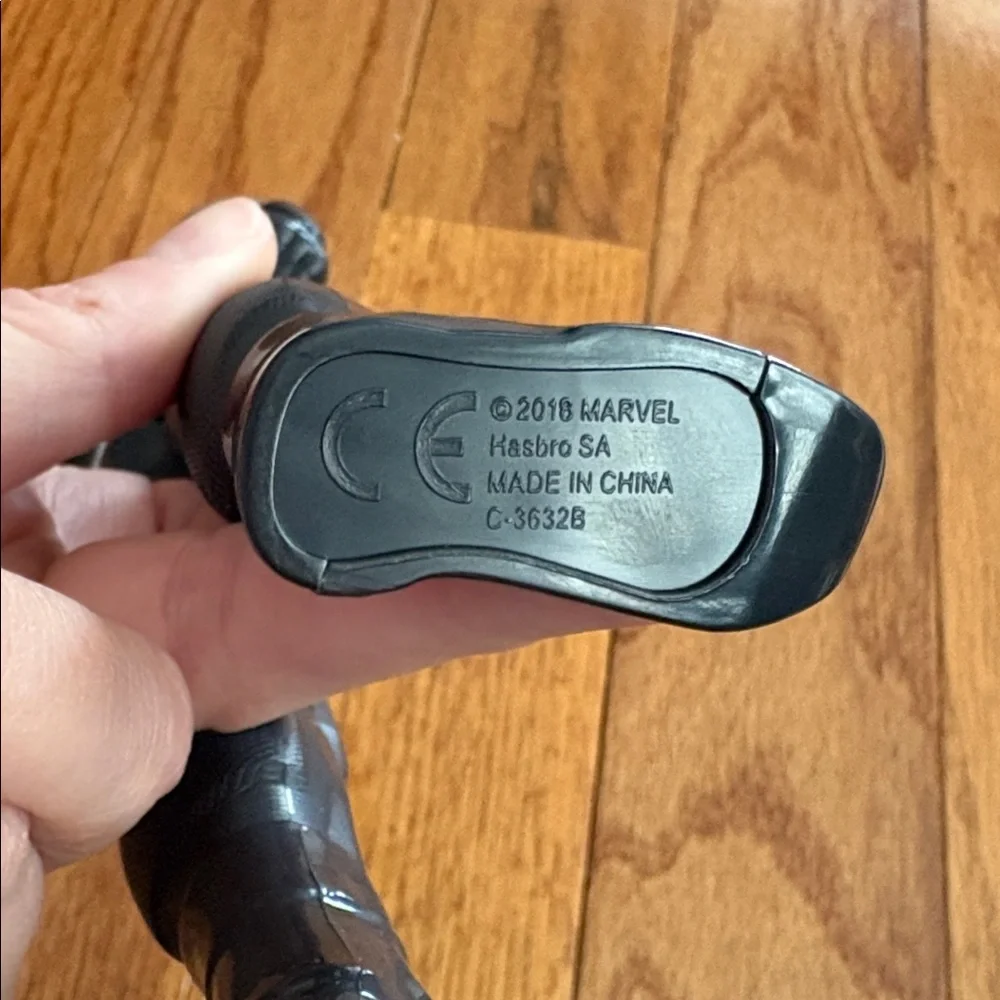 Antman and Hawkeye action figures - Picture 9 of 10